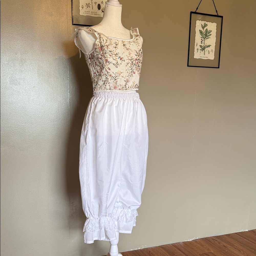 Women’s Vintage White Ruffled lace Bloomers Medium - Picture 2 of 7